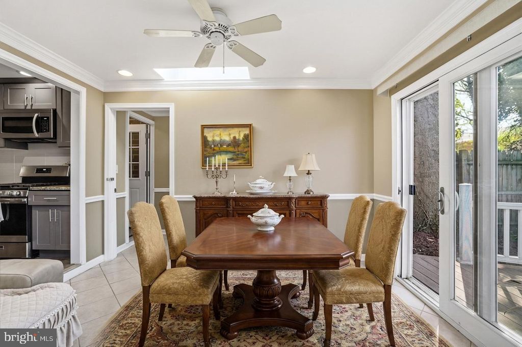 Image 27 of property listing at 629 W LYNFIELD DR, Rockville, MD 20850