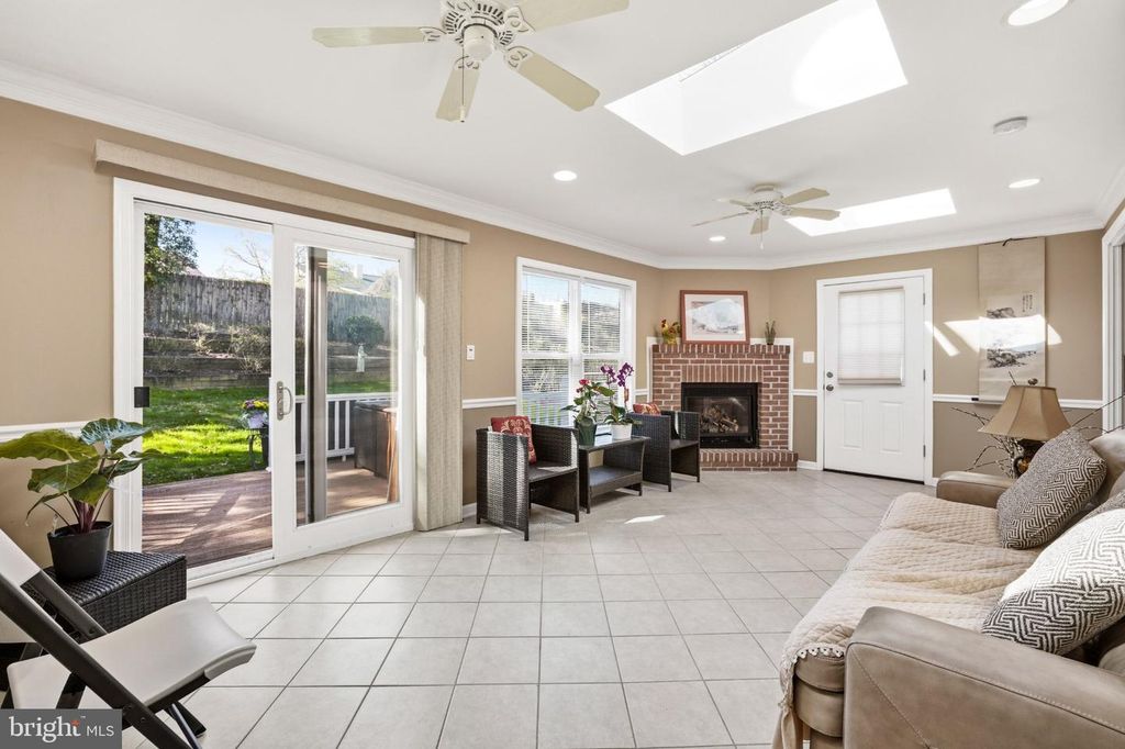 Image 28 of property listing at 629 W LYNFIELD DR, Rockville, MD 20850