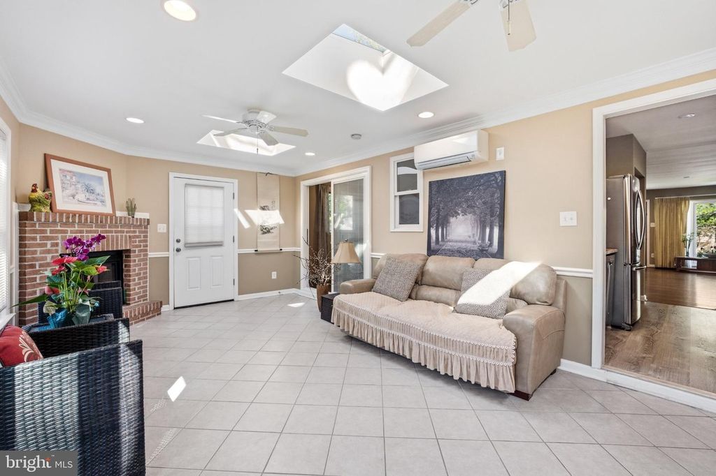 Image 30 of property listing at 629 W LYNFIELD DR, Rockville, MD 20850