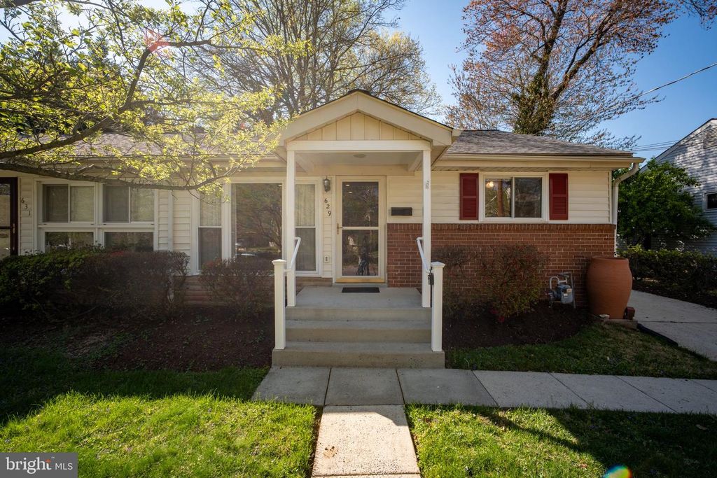 Image 4 of property listing at 629 W LYNFIELD DR, Rockville, MD 20850
