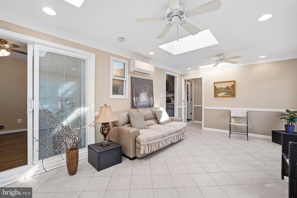 Image 31 of property listing at 629 W LYNFIELD DR, Rockville, MD 20850