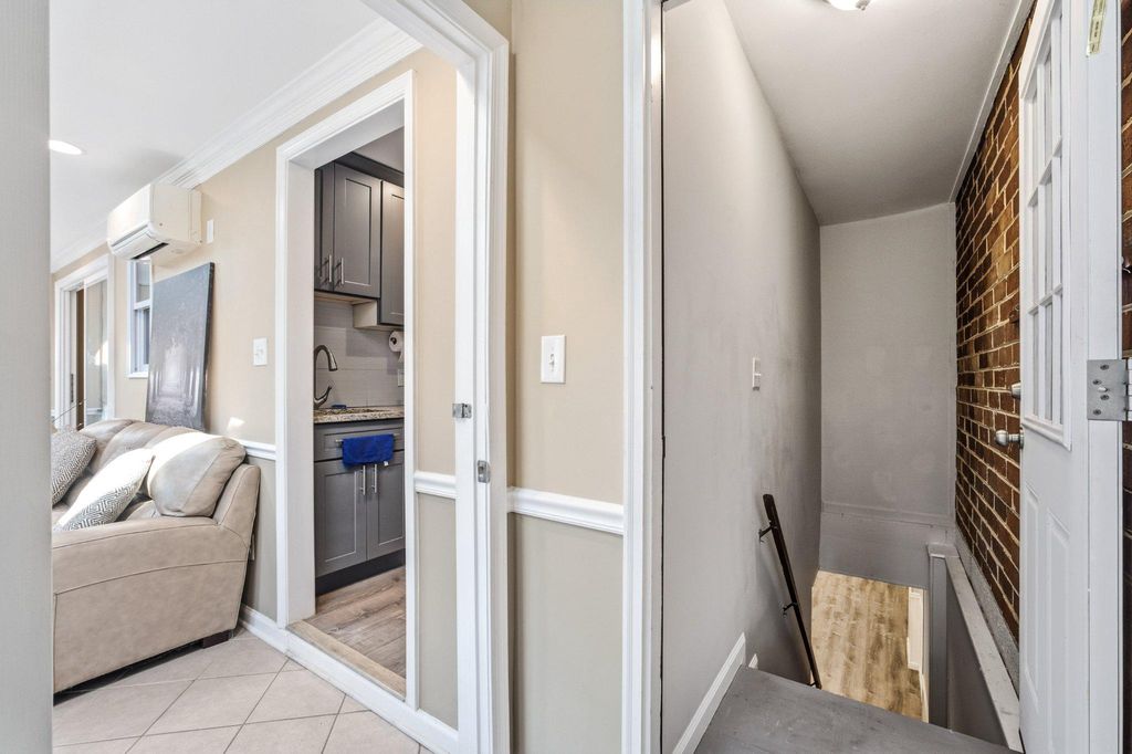 Image 32 of property listing at 629 W LYNFIELD DR, Rockville, MD 20850