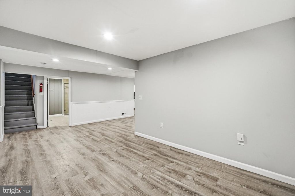 Image 33 of property listing at 629 W LYNFIELD DR, Rockville, MD 20850