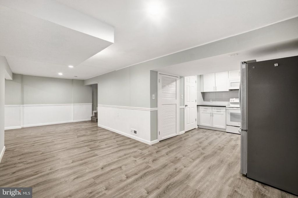 Image 40 of property listing at 629 W LYNFIELD DR, Rockville, MD 20850