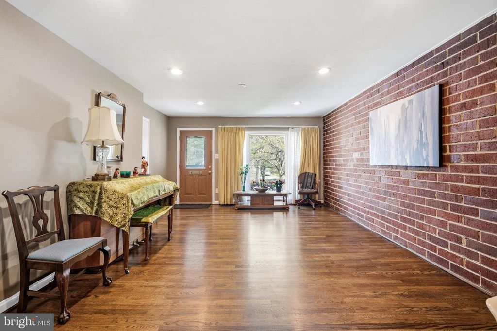 Image 5 of property listing at 629 W LYNFIELD DR, Rockville, MD 20850