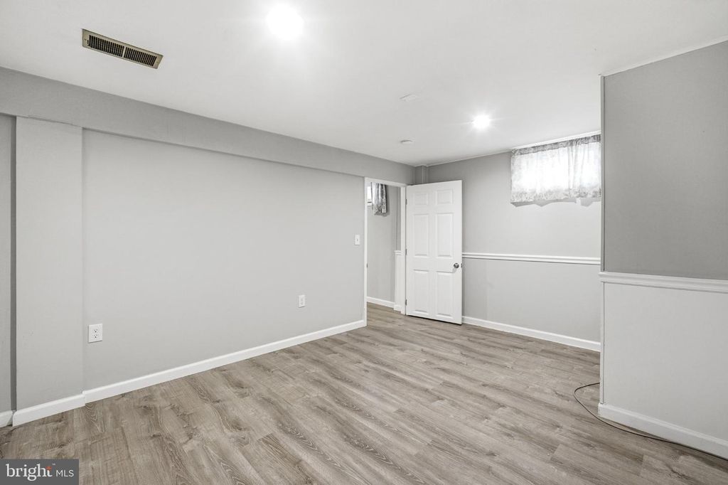 Image 44 of property listing at 629 W LYNFIELD DR, Rockville, MD 20850