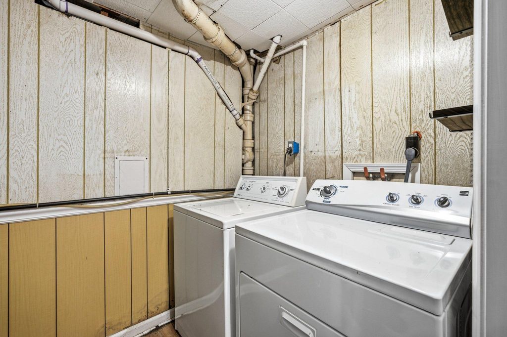 Image 45 of property listing at 629 W LYNFIELD DR, Rockville, MD 20850