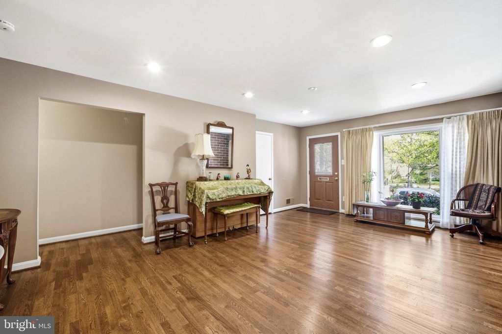 Image 6 of property listing at 629 W LYNFIELD DR, Rockville, MD 20850