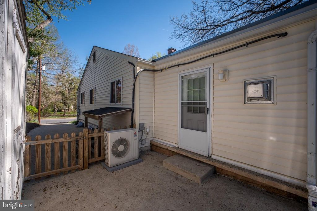 Image 52 of property listing at 629 W LYNFIELD DR, Rockville, MD 20850