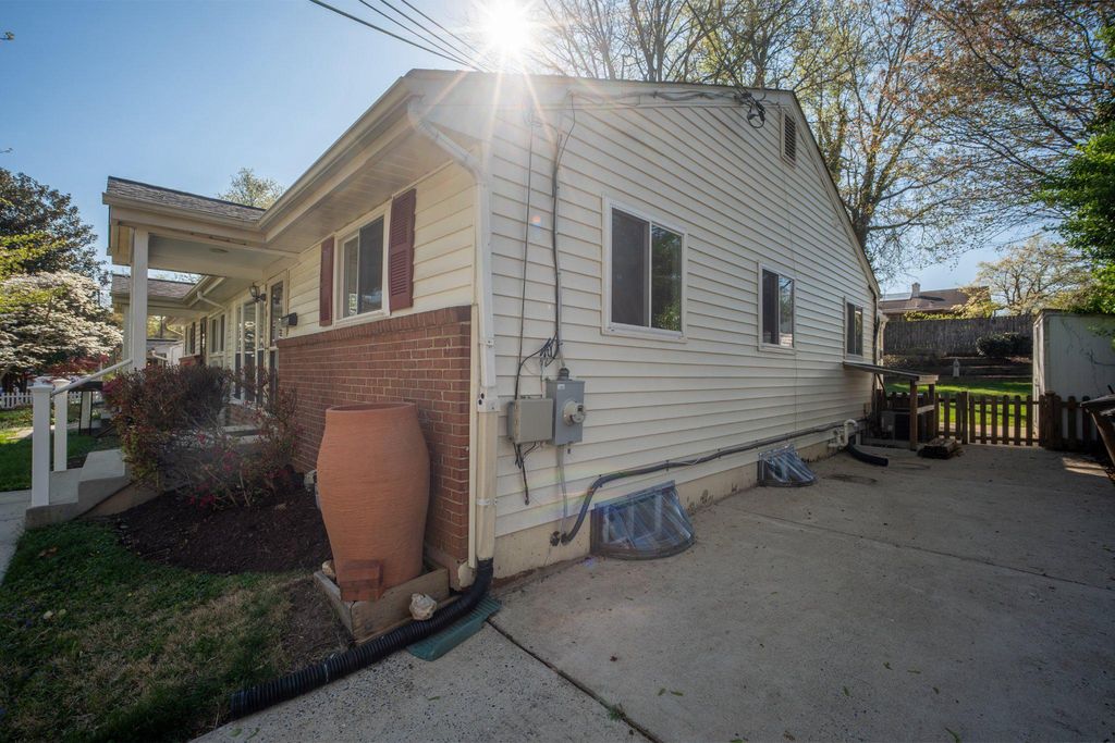Image 53 of property listing at 629 W LYNFIELD DR, Rockville, MD 20850