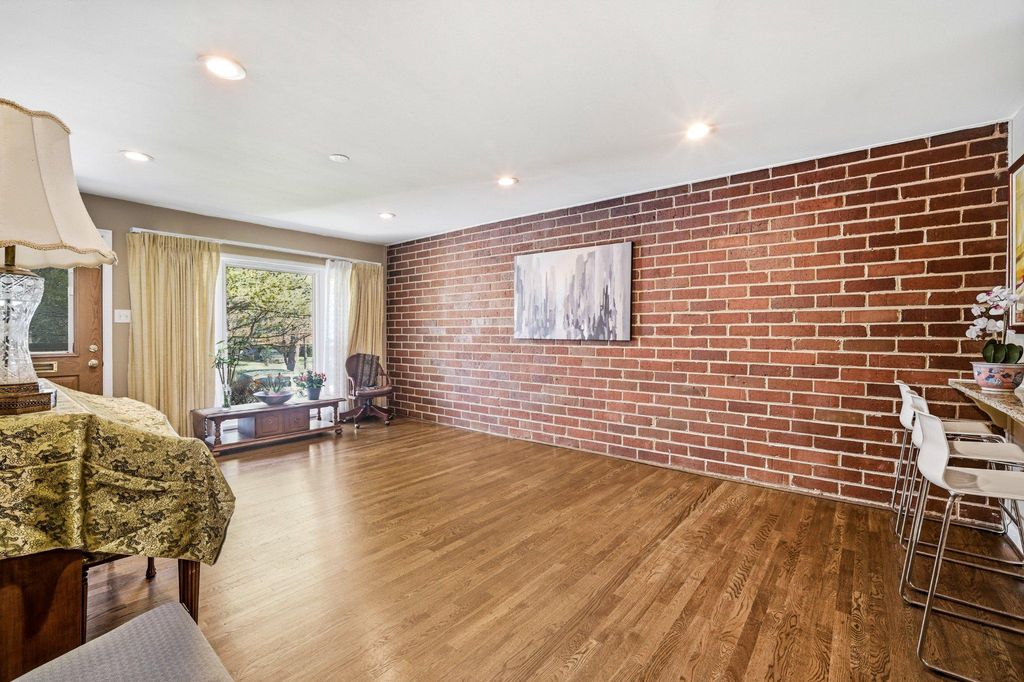 Image 7 of property listing at 629 W LYNFIELD DR, Rockville, MD 20850