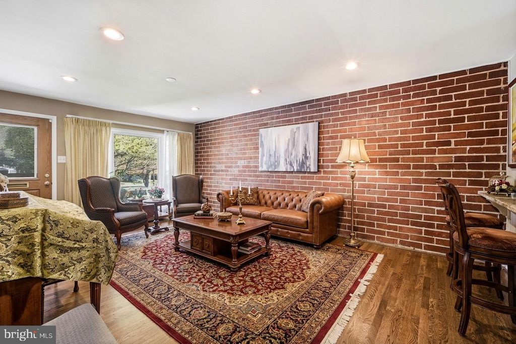 Image 8 of property listing at 629 W LYNFIELD DR, Rockville, MD 20850