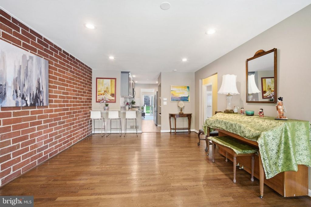 Image 9 of property listing at 629 W LYNFIELD DR, Rockville, MD 20850