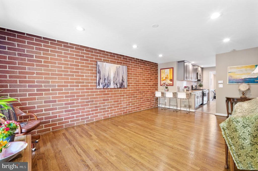 Image 10 of property listing at 629 W LYNFIELD DR, Rockville, MD 20850