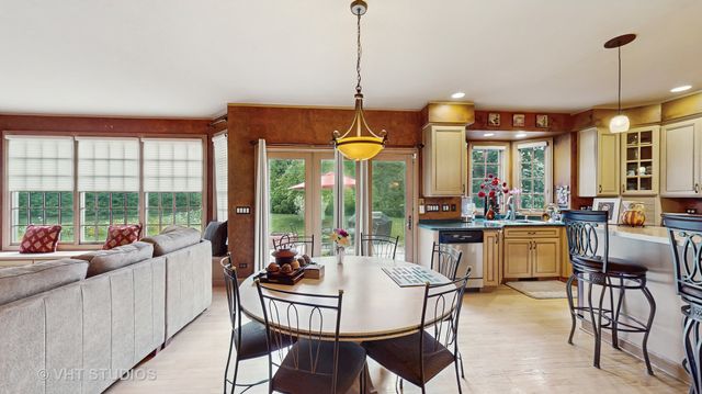 1527 Lexington Circle, Schaumburg, IL 60173