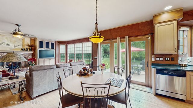 1527 Lexington Circle, Schaumburg, IL 60173