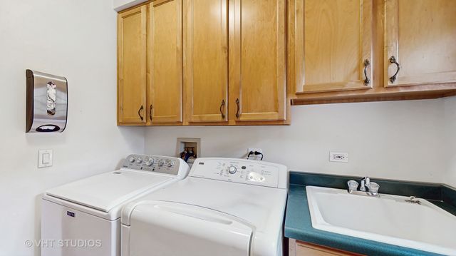 1527 Lexington Circle, Schaumburg, IL 60173