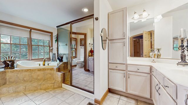 1527 Lexington Circle, Schaumburg, IL 60173