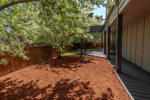 54977 Huntington Road, Bend, OR 97707