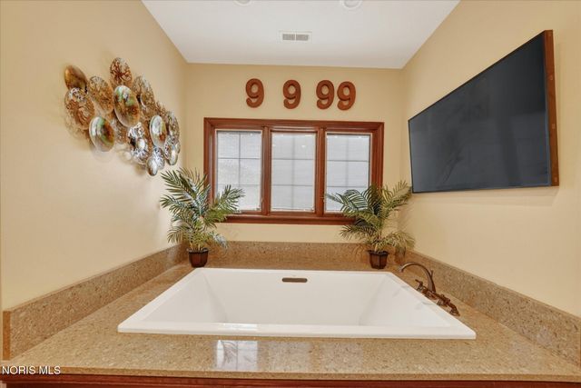 9211 Shadow Brook Drive, Sylvania, OH 43560