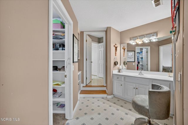 9211 Shadow Brook Drive, Sylvania, OH 43560