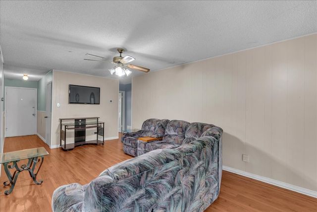 905 SE 3rd Street, Grand Prairie, TX 75051