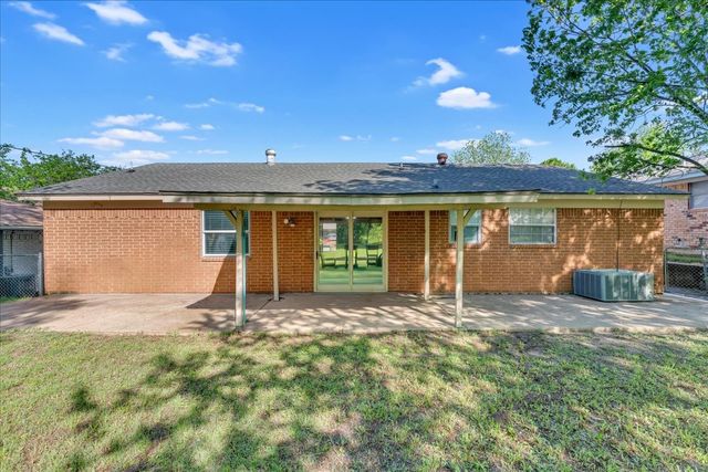 905 SE 3rd Street, Grand Prairie, TX 75051