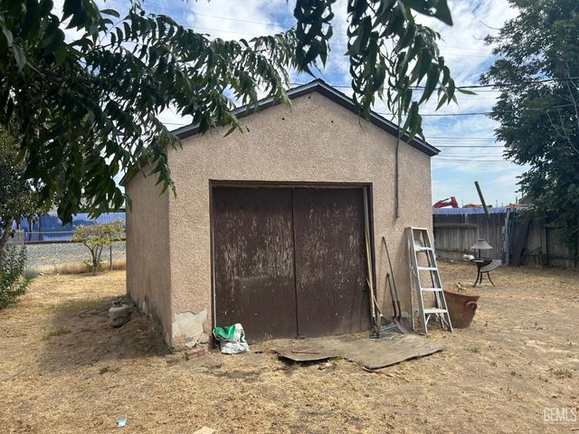 211 S Brown, Bakersfield, CA 93307