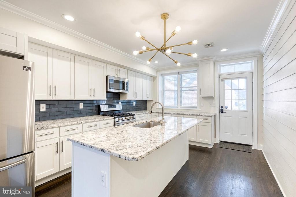3306 FLEET ST, Baltimore, MD 21224