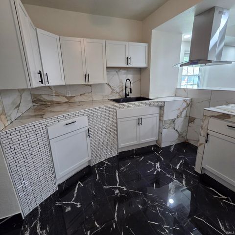 3106 Monroe Street, Fort Wayne, IN 46806