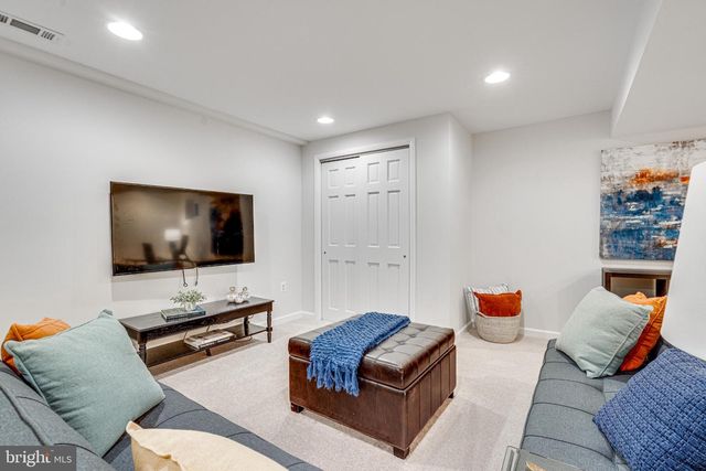 5207 STONINGTON DR, Fairfax, VA 22032
