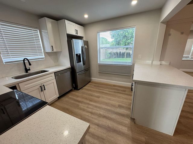 7571 Eaton St, Hollywood, FL 33024