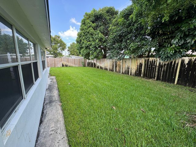 7571 Eaton St, Hollywood, FL 33024