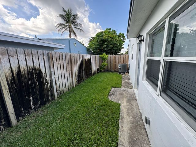 7571 Eaton St, Hollywood, FL 33024