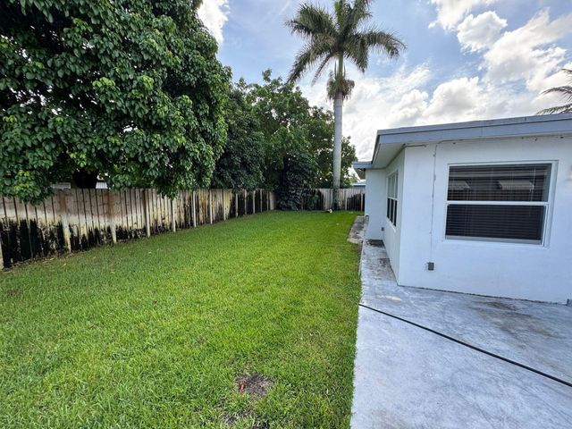 7571 Eaton St, Hollywood, FL 33024