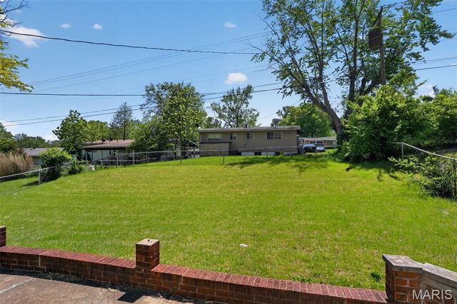 1748 Atmore Drive, St Louis, MO 63136