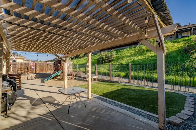 290 Gold Creek Dr, Valley Springs, CA 95252