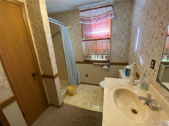 482 E Walnut Street, Nashville, IL 62263