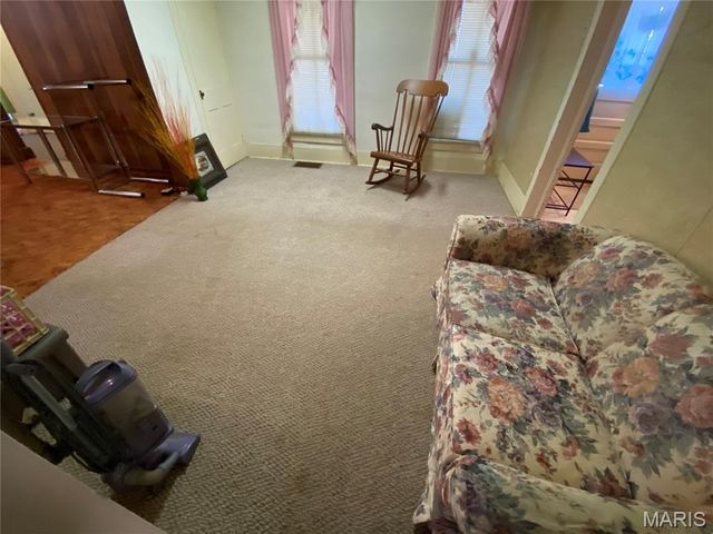 482 E Walnut Street, Nashville, IL 62263