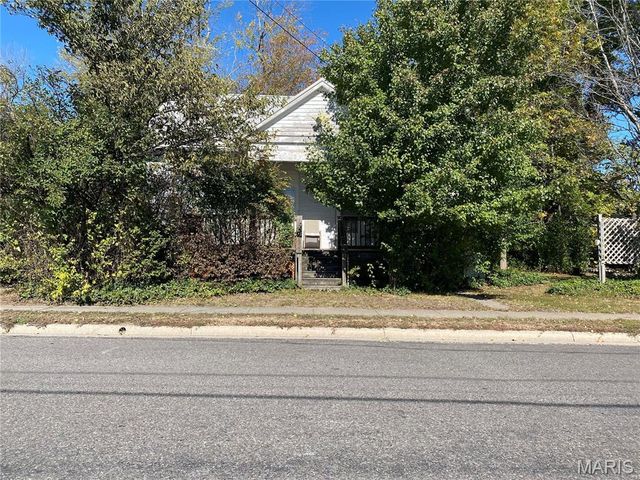 482 E Walnut Street, Nashville, IL 62263