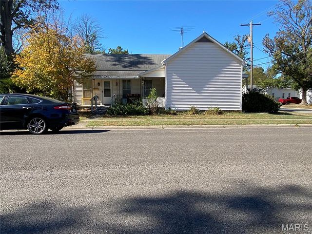 482 E Walnut Street, Nashville, IL 62263