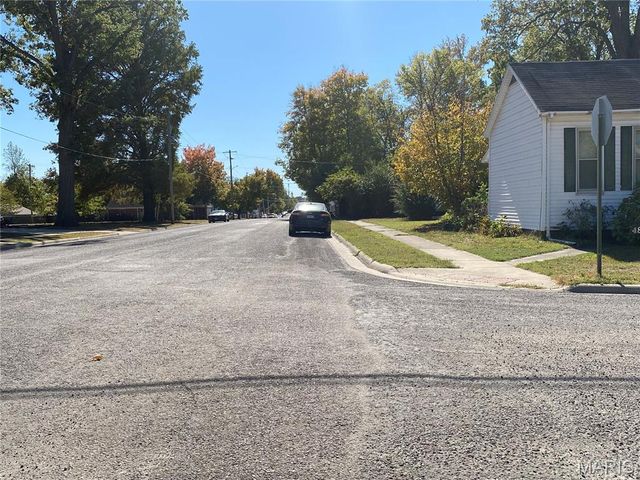 482 E Walnut Street, Nashville, IL 62263