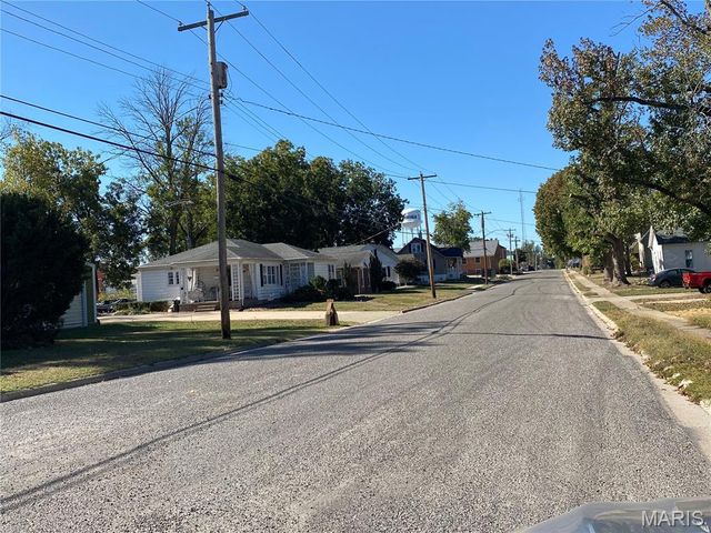 482 E Walnut Street, Nashville, IL 62263