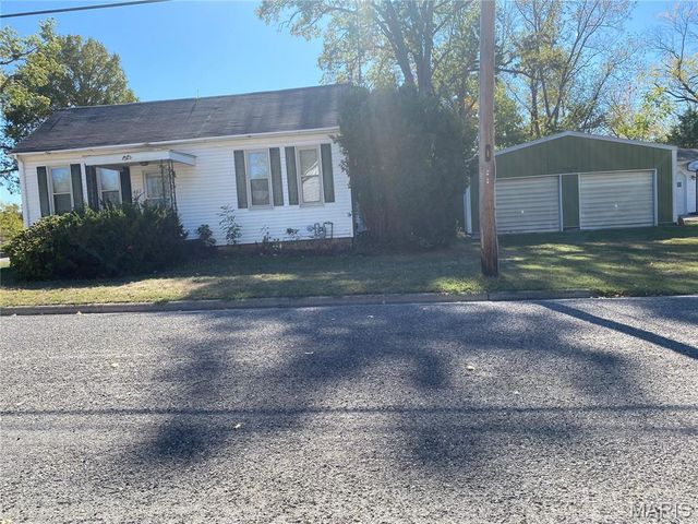 482 E Walnut Street, Nashville, IL 62263