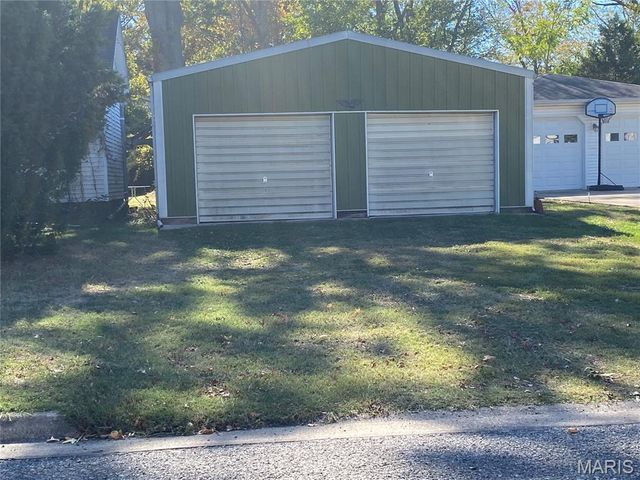 482 E Walnut Street, Nashville, IL 62263