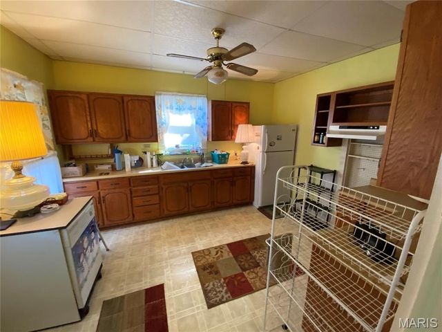 482 E Walnut Street, Nashville, IL 62263