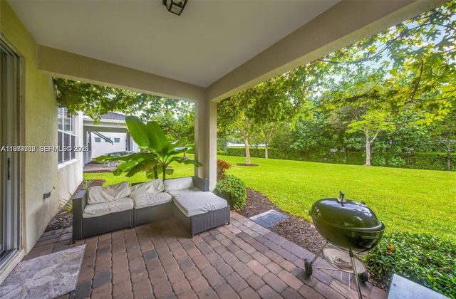 932 Banyan Dr, Hollywood, FL 33021