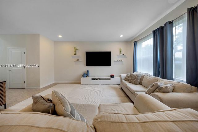 932 Banyan Dr, Hollywood, FL 33021