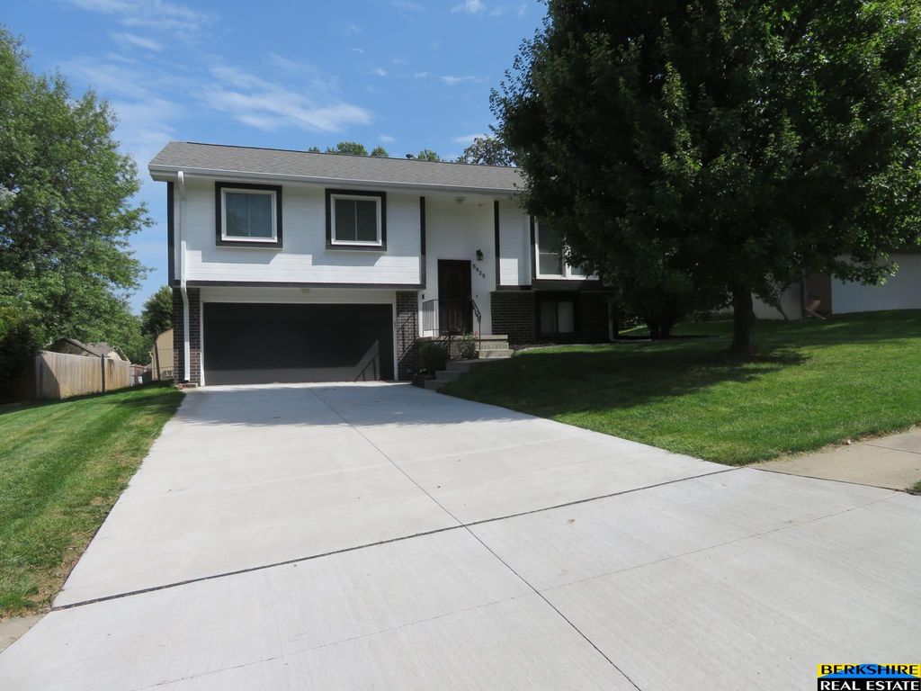 5825 N 127 Avenue Circle, Omaha, NE 68164