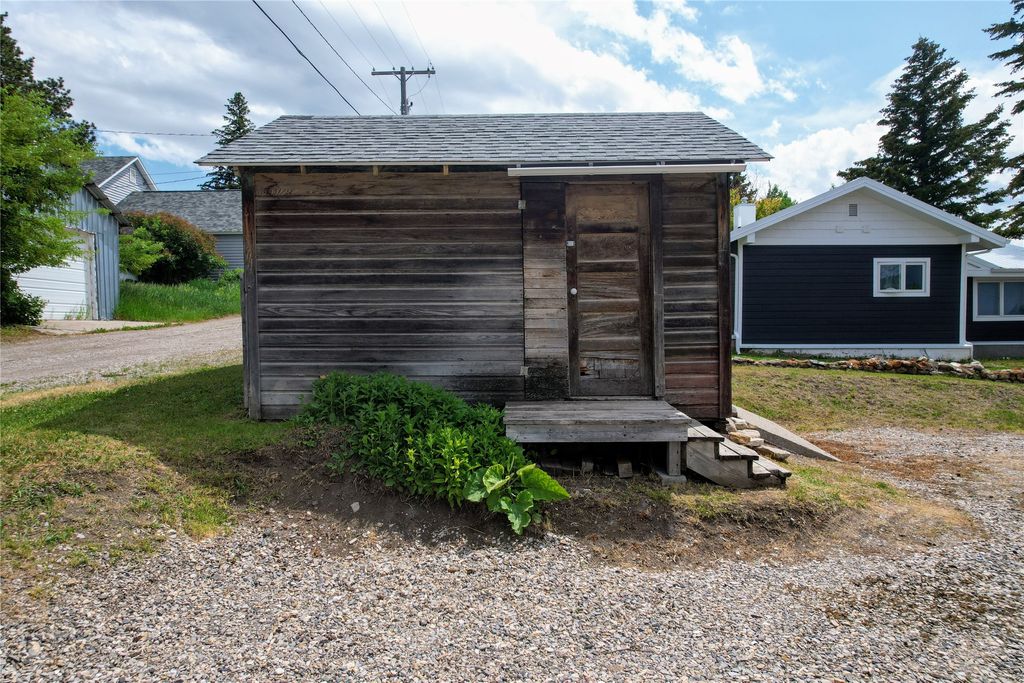 Image 17 of property listing at 102 E Chilton Street, White Sulphur Springs, MT 59645